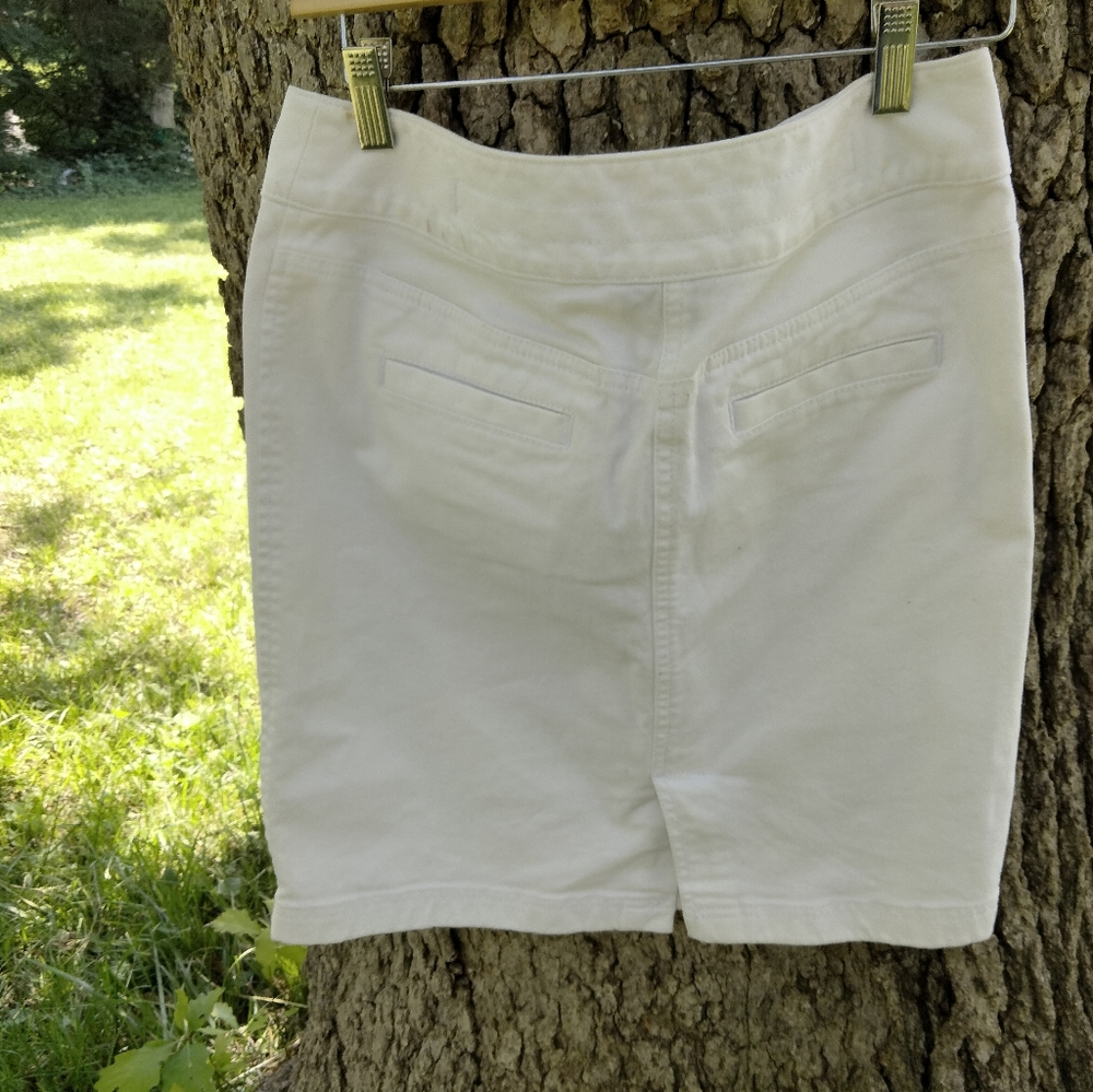 ⬇️Price Drop! ⬇️LOFT Denim Skirt in size 0 - Picture 2 of 3